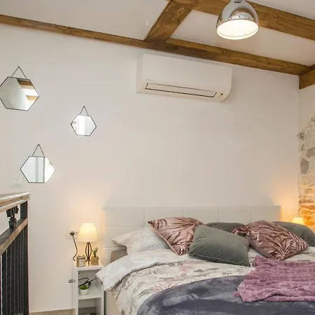 Old Center Stone House * Спліт