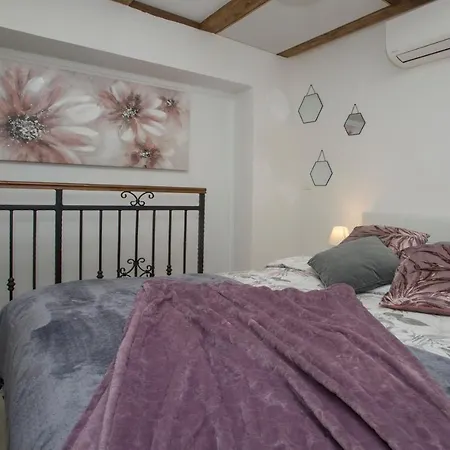 Апартаменти Old Center Stone House Спліт