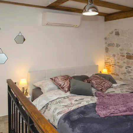 Old Center Stone House Спліт