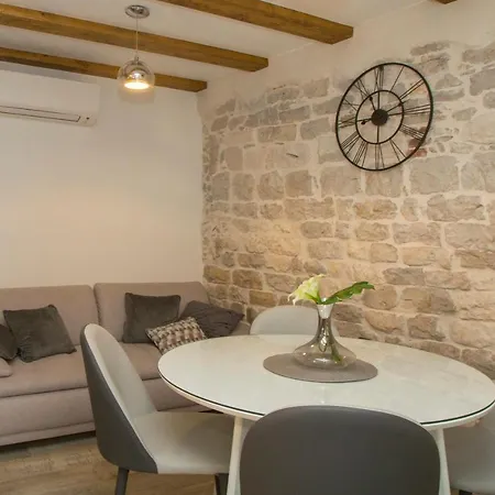 Old Center Stone House Apartment Split