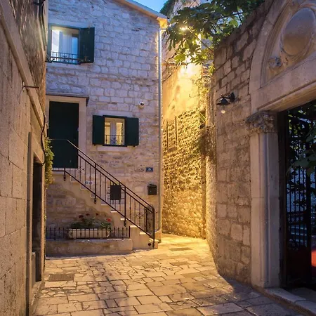 Old Center Stone House Apartment