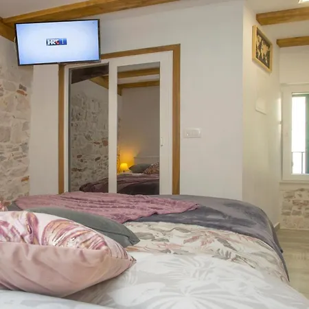 Old Center Stone House Apartment *