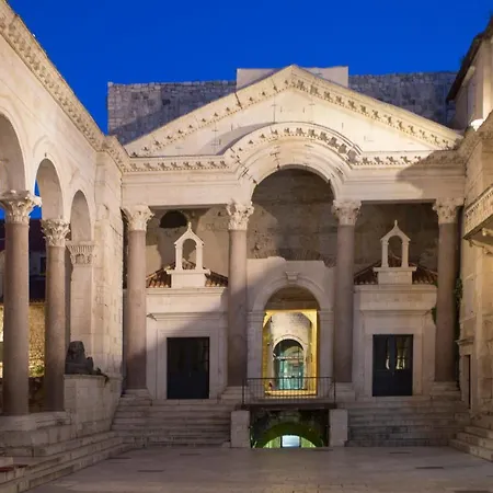 Апартаменты Old Center Stone House *