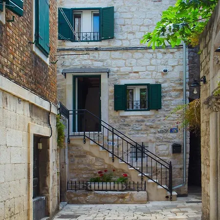 Old Center Stone House Apartment *