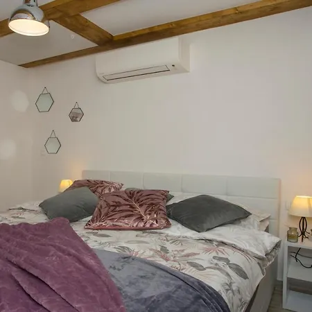 Old Center Stone House Apartman *