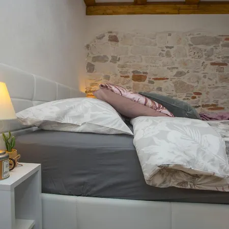 Old Center Stone House * Split