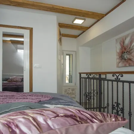 Old Center Stone House Apartman *